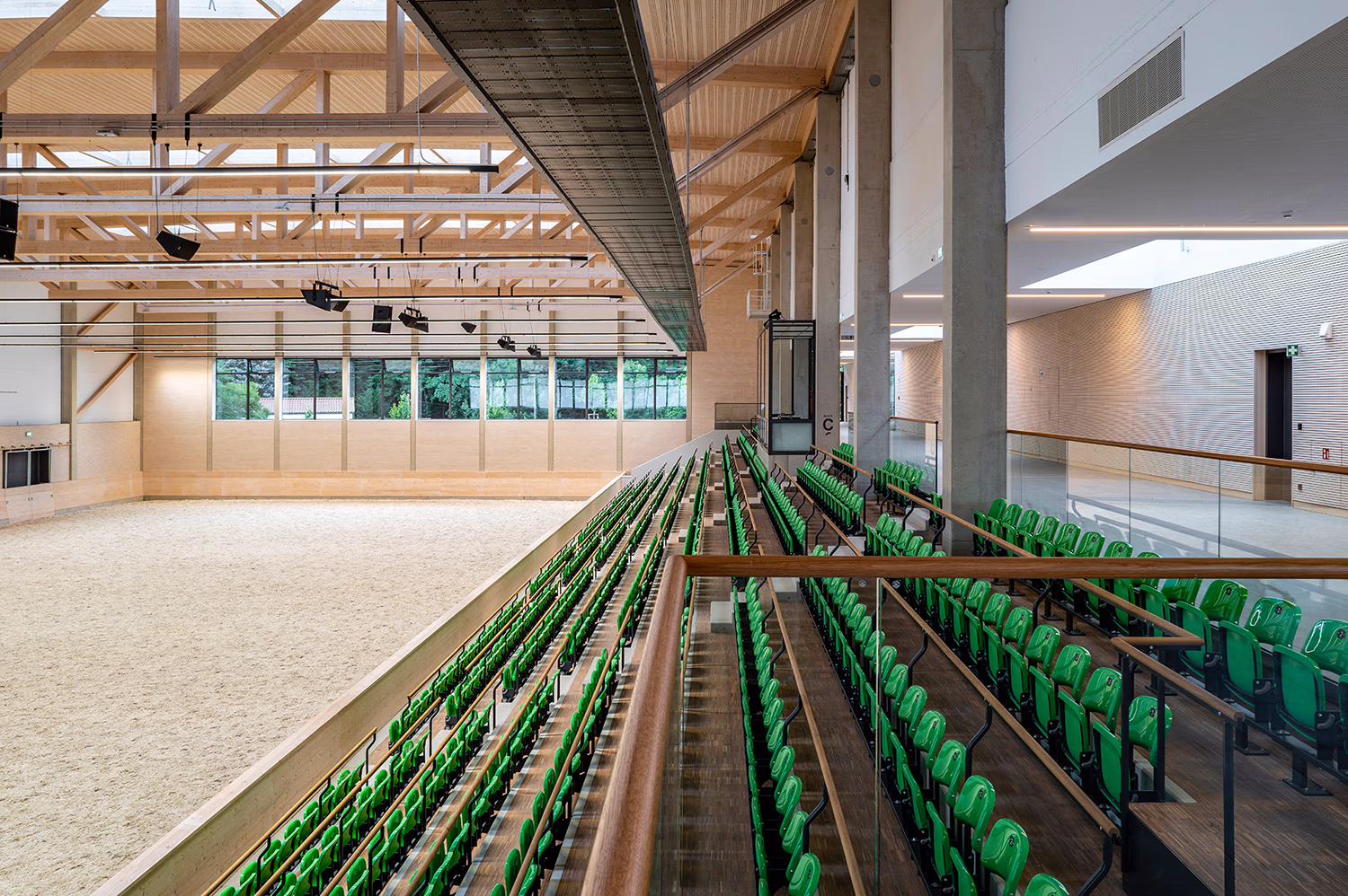 Zuschauerbereich mit Tribüne