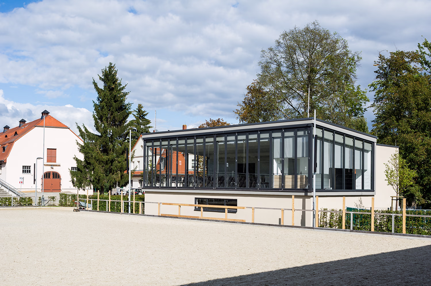 Terminalgebäude am Turnierplatz