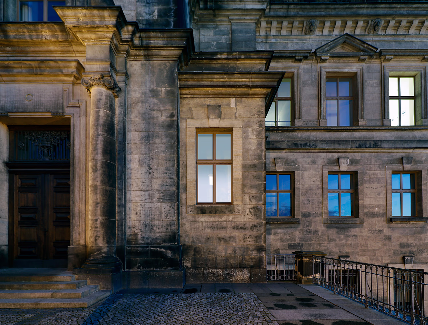 Aufzug Brühlsche Terrasse, Vorbereich mit hinterleuchtetem Glas