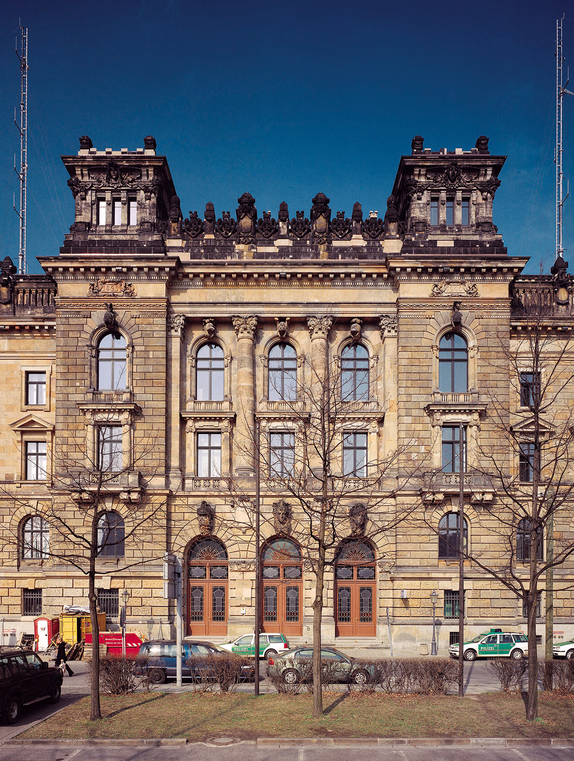 Haus zwischen Bäumen — Platzhalterabbildung